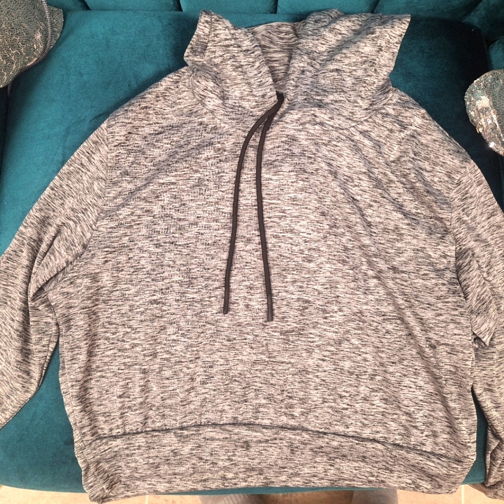 Amazon Essentials 4pc athletic set- 2 shirts and 2 leggings- NWOT- Sz Large